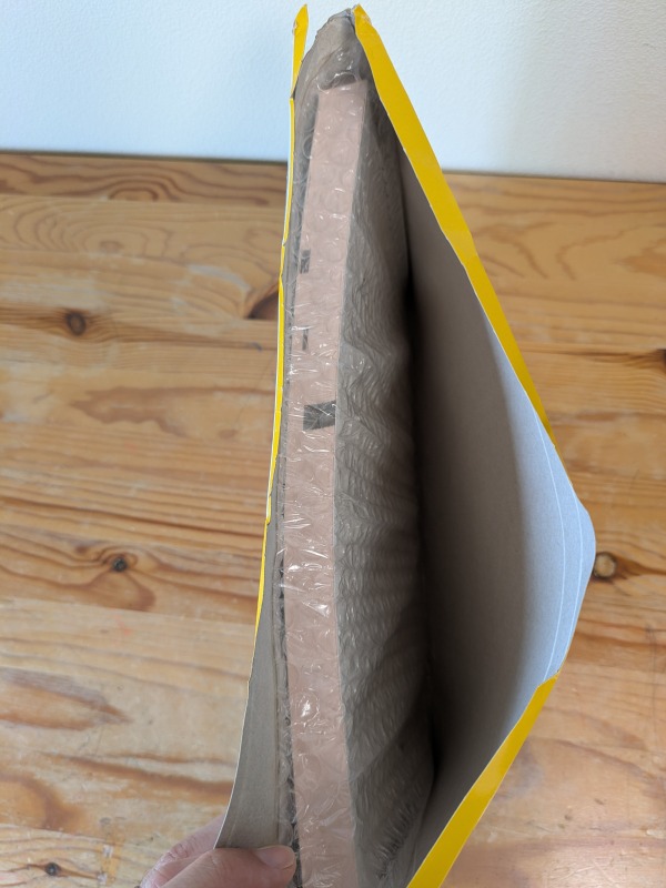 封筒を開けた状態。プチプチに包まれたテキストが入っている