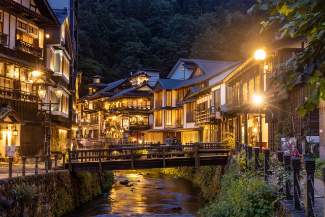 夕暮れの銀山温泉